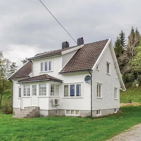 Five Bedroom Holiday In Hornes *